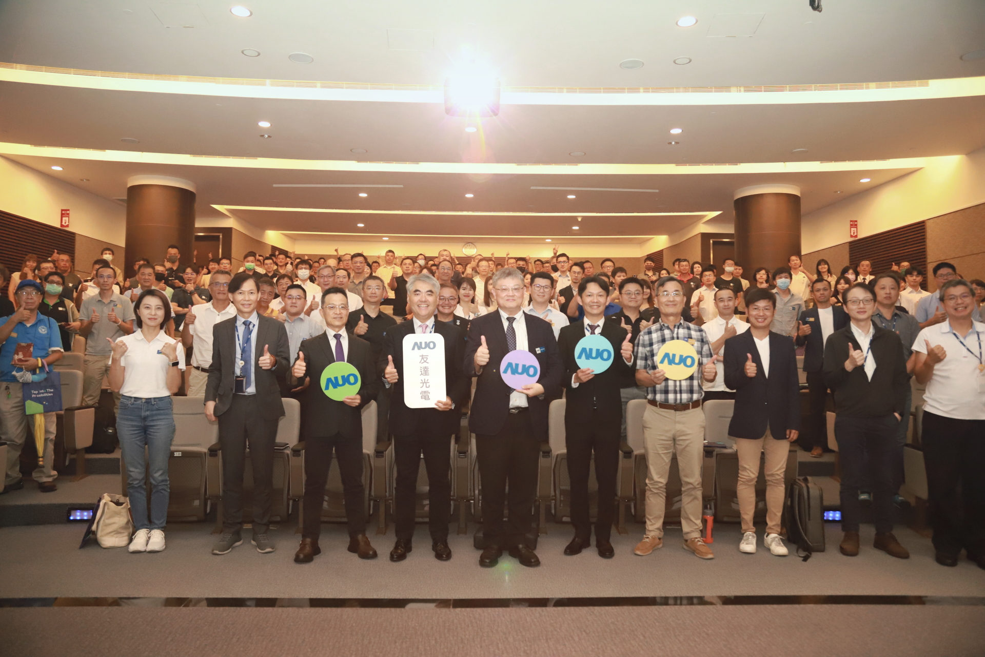 友達光電邀請領域專家共研再生能源發展、電力需求及建築物減碳等議題進行交流，盼共擘綠色永續生態圈的嶄新契機