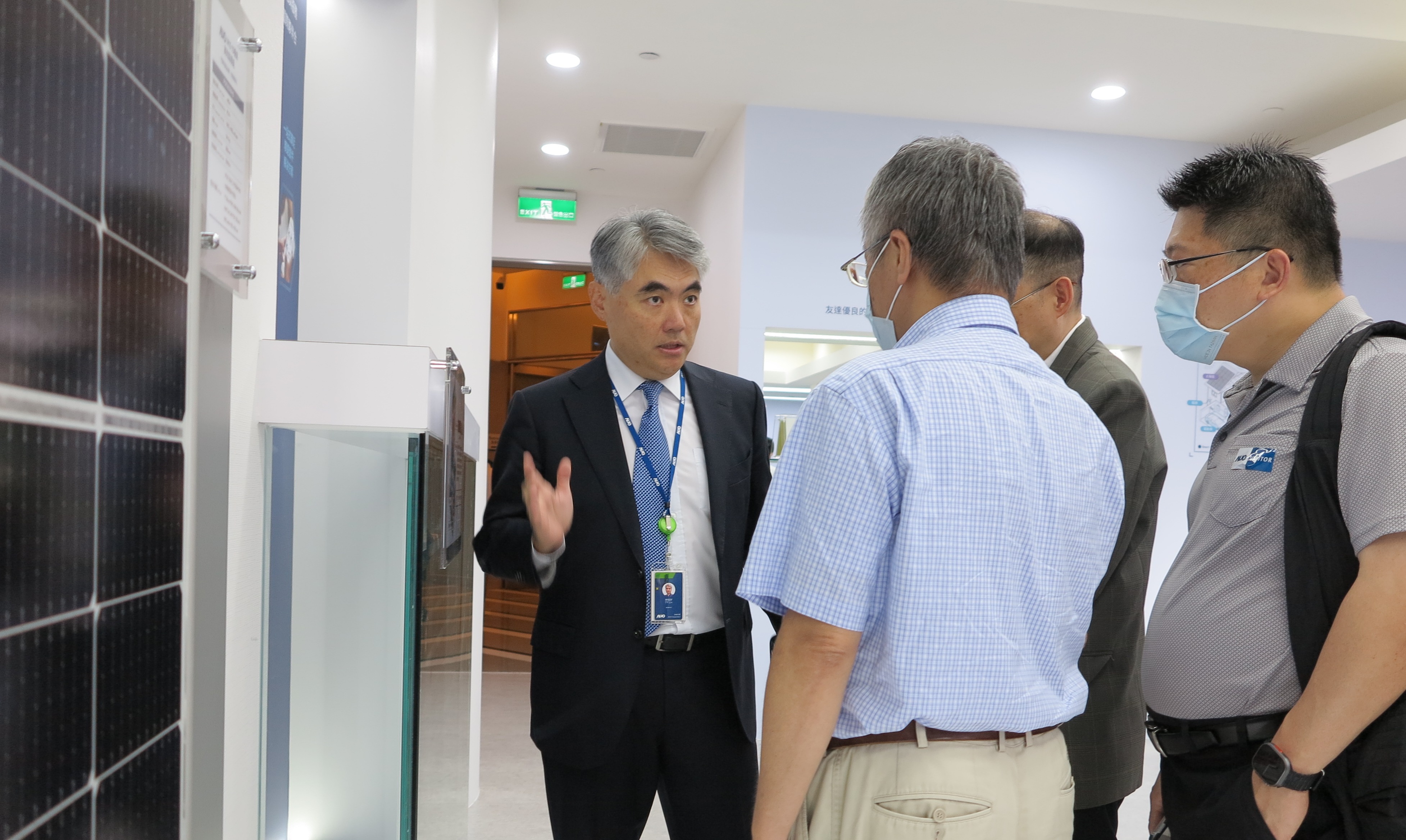 友達光電能源事業群總經理林恬宇分享友達落實太陽能建築一體化目標，協助企業邁向能源轉型的高效能低碳解方。