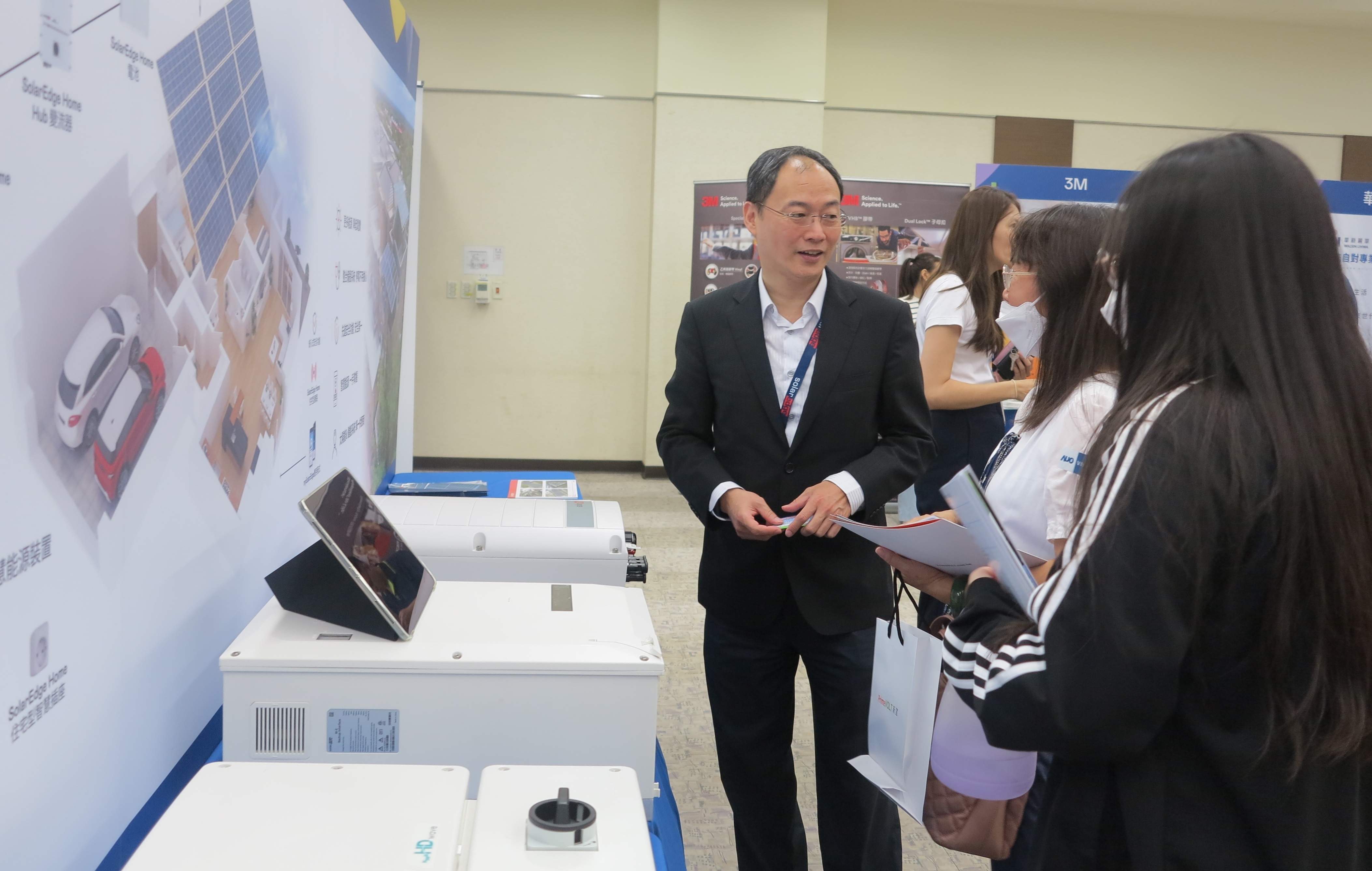 透過研討會產學界緊密交流與分享，提升參與人員借鏡及加深低碳概念，提升綠色能源產業之韌性。